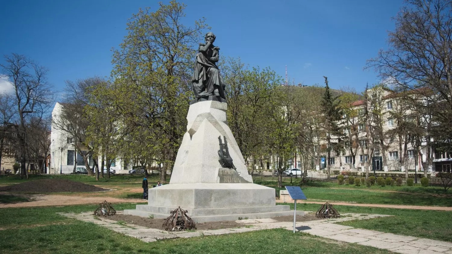 Памятник Лермонтову в Лермонтовском сквере Пятигорска