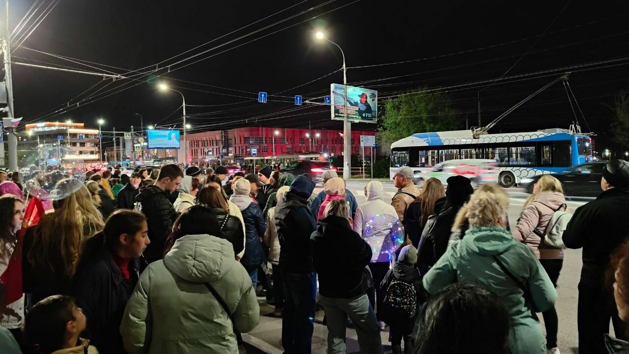 Люди, флаги, свист и трели трамвая: как волгоградцы разъезжались по домам 9 мая