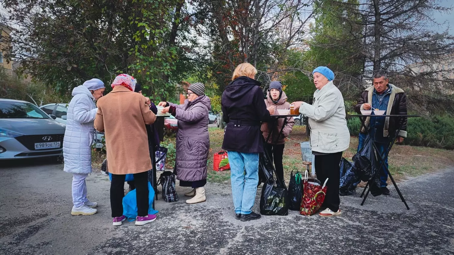 К двум часам дня на улице Мира в Волгограде собираются люди, чтобы получить горячее питание