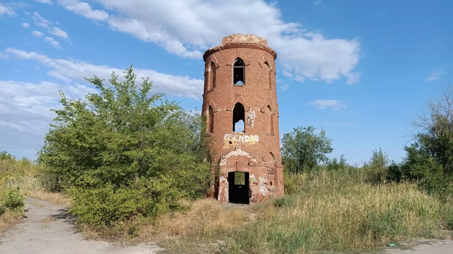 Старая водонапорная башня расположена совсем рядом с железной дорогой