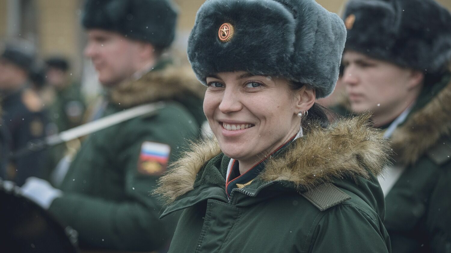 Девушки в военной форие стали украшением парада в Волгограде