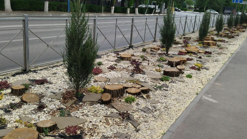 На новой клумбе в Волжском лежат пеньки и куски тротуара