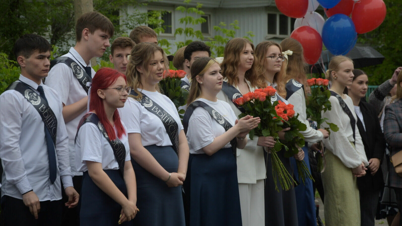 Традиционные в конце учебного года торжественные линейки прошли в волгоградских школах.