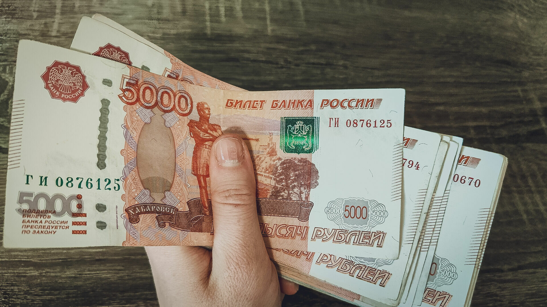 Средняя зарплата волгоградцев увелиичилась на 16 812 рублей