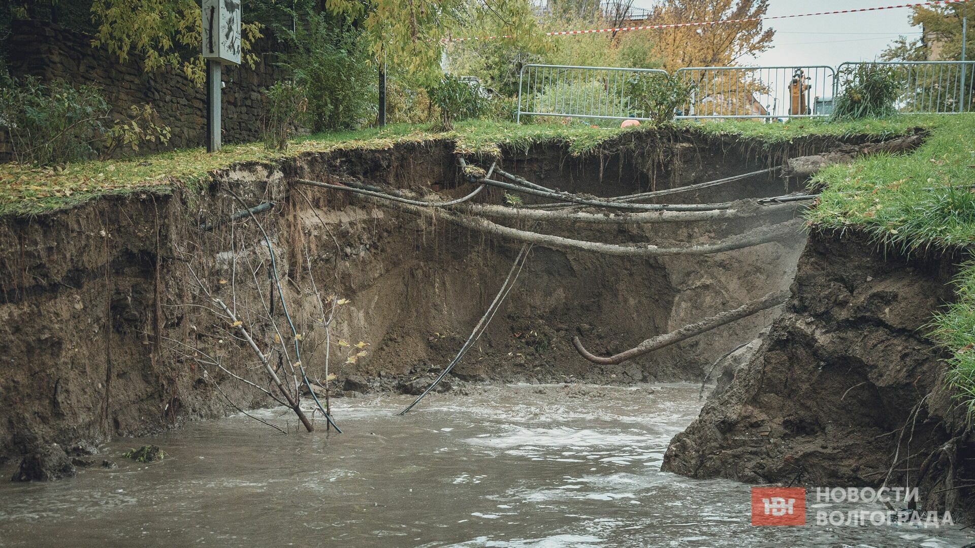 Два района остались без воды из-за поврежденного в центре Волгограда коллектора