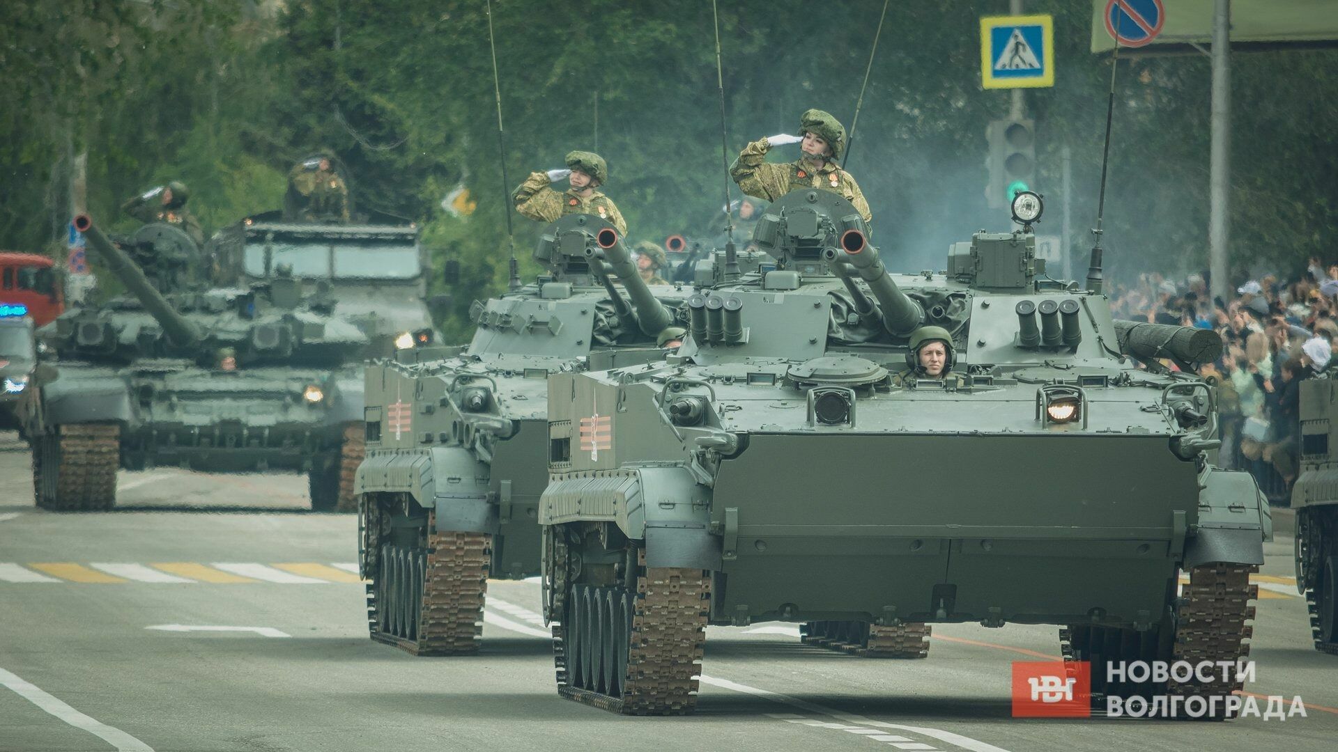 Для тех, кто в танке: девушек на бронетехнике в Волгограде ещё не видели