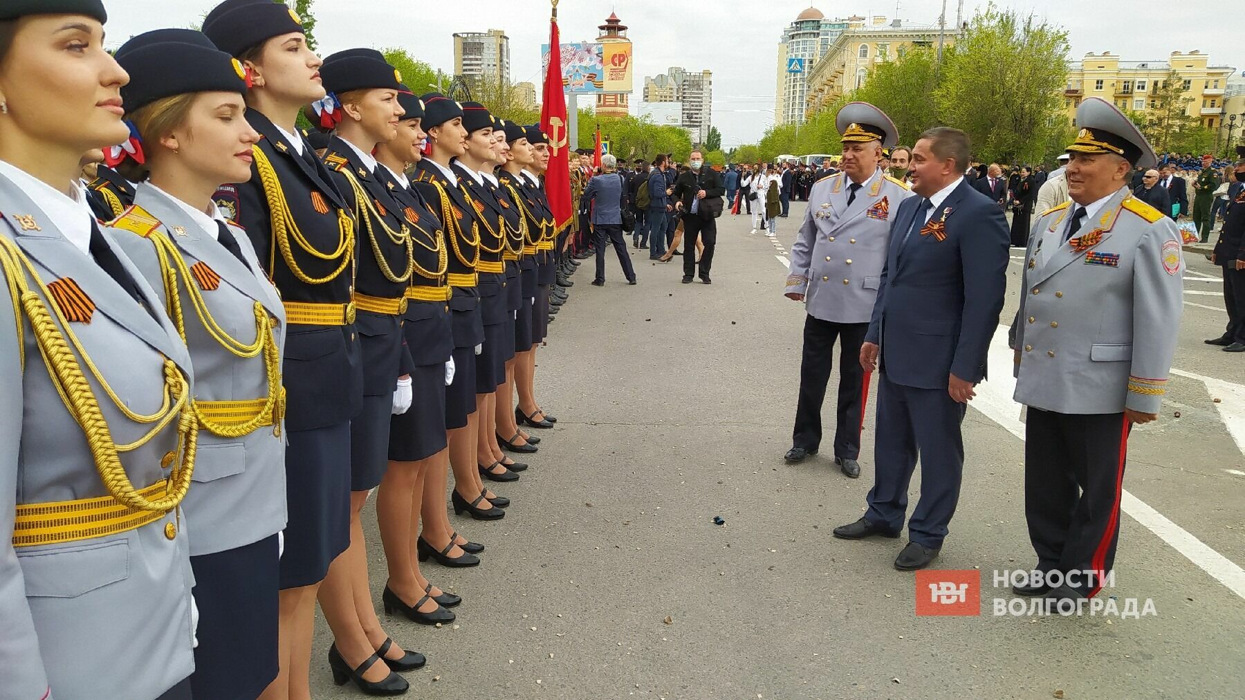 После официальной части Парада Победы губернатор поприветствовал участников