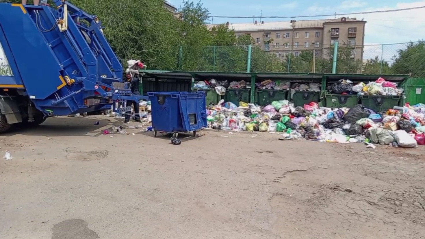 Горы мусора вывозят с волгоградских дворов