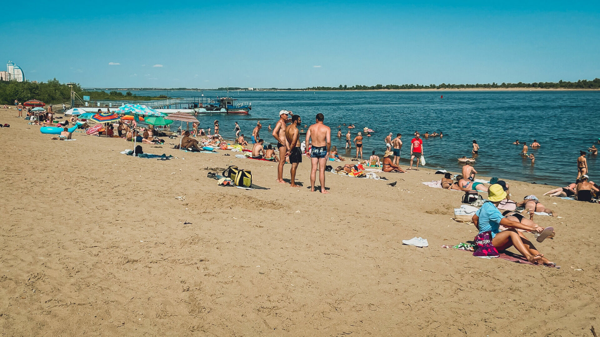 Губернатор Андрей Бочаров дал задание обустроить пляжи в традиционных местах отдыха на воде.