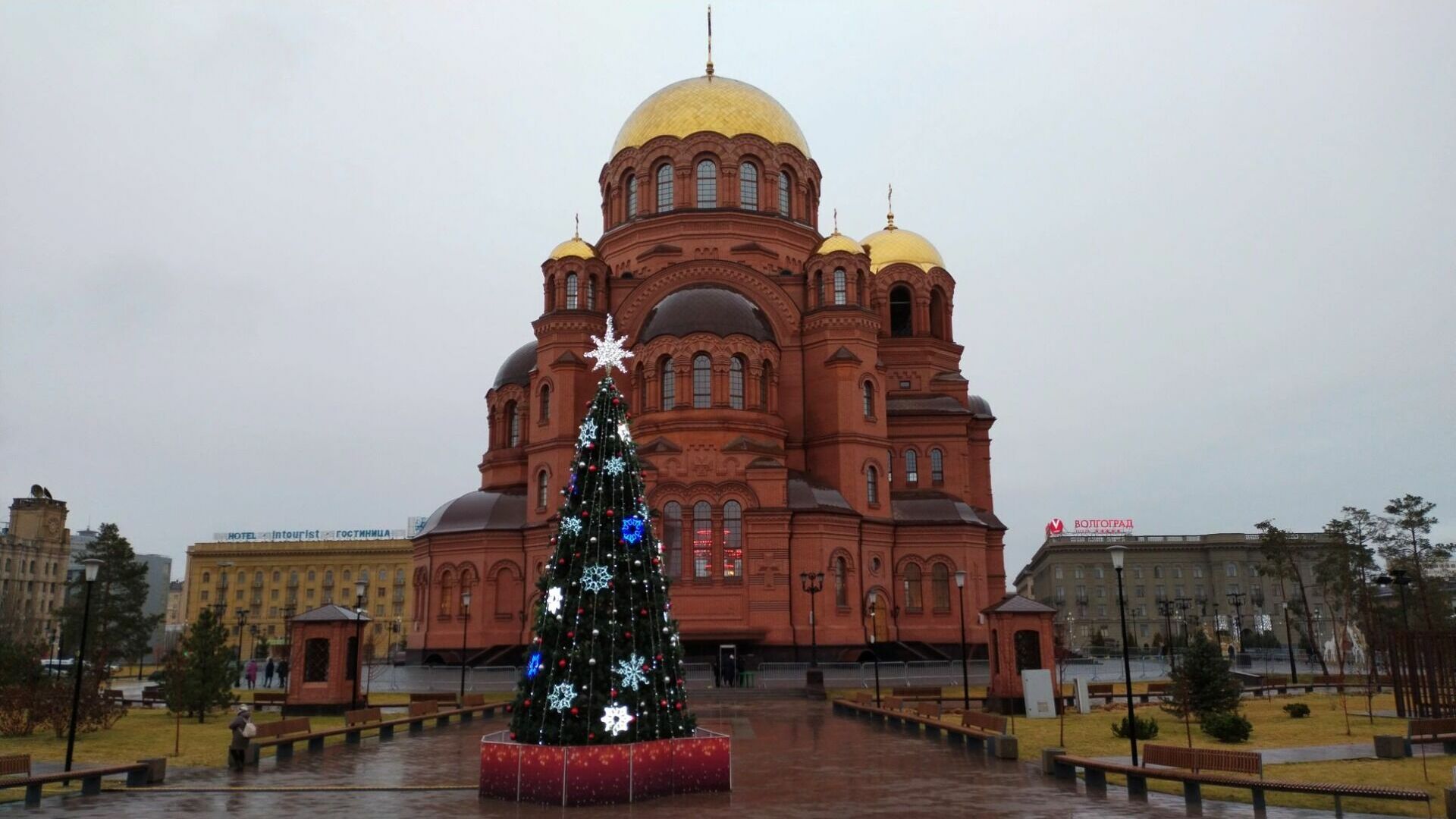 Храм Александра Невского в Волгограде на Рождество в 2023 году.